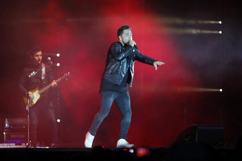 David Bustamante se entrega al publico en el Luanco al mar