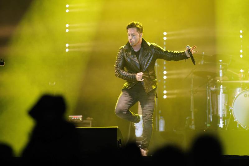 David Bustamante se entrega al publico en el Luanco al mar