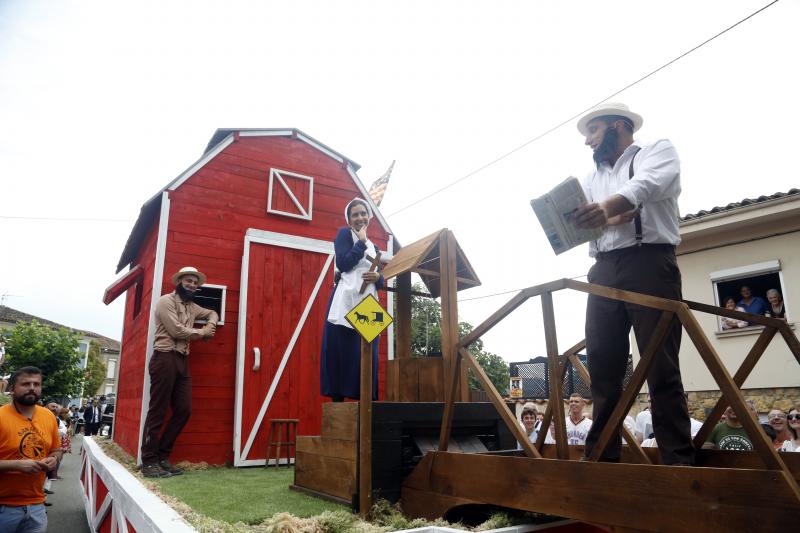 Centenares de personas han seguido el espectacular desfile de carrozas de Valdesoto, acto central de las fiestas en honor a San Félix. Una decena de agrupaciones han dado muestra de su creatividad e ingenio.
