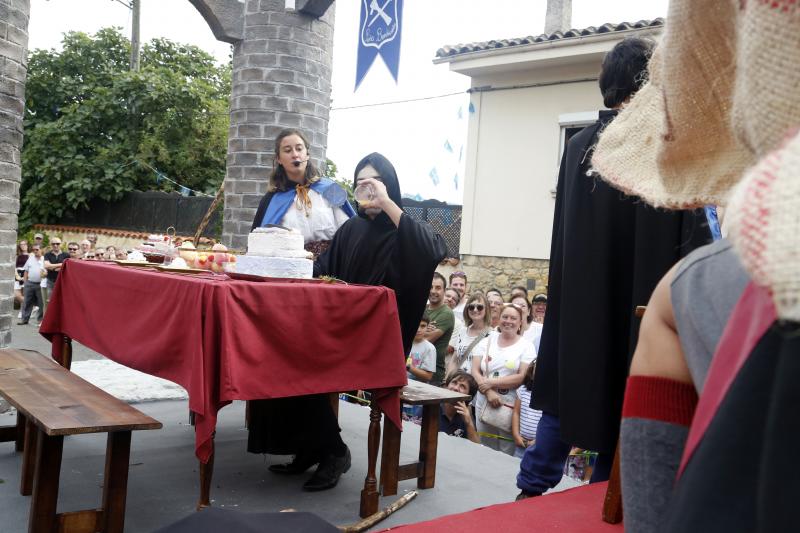 Centenares de personas han seguido el espectacular desfile de carrozas de Valdesoto, acto central de las fiestas en honor a San Félix. Una decena de agrupaciones han dado muestra de su creatividad e ingenio.