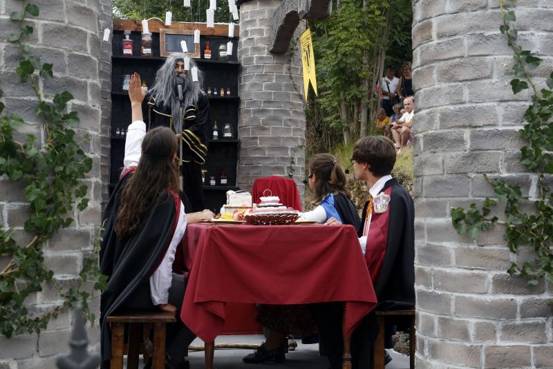 Centenares de personas han seguido el espectacular desfile de carrozas de Valdesoto, acto central de las fiestas en honor a San Félix. Una decena de agrupaciones han dado muestra de su creatividad e ingenio.