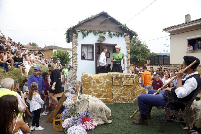 Centenares de personas han seguido el espectacular desfile de carrozas de Valdesoto, acto central de las fiestas en honor a San Félix. Una decena de agrupaciones han dado muestra de su creatividad e ingenio.