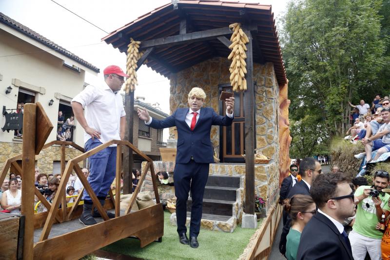 Centenares de personas han seguido el espectacular desfile de carrozas de Valdesoto, acto central de las fiestas en honor a San Félix. Una decena de agrupaciones han dado muestra de su creatividad e ingenio.