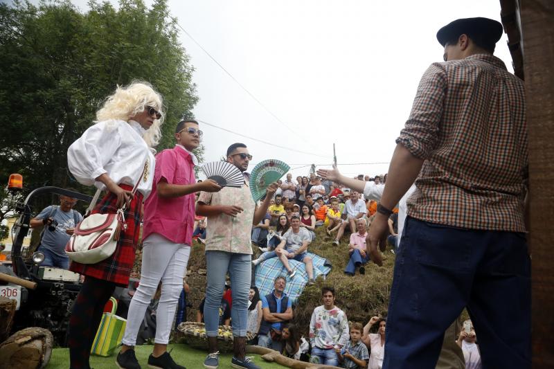 Centenares de personas han seguido el espectacular desfile de carrozas de Valdesoto, acto central de las fiestas en honor a San Félix. Una decena de agrupaciones han dado muestra de su creatividad e ingenio.