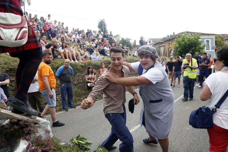 Centenares de personas han seguido el espectacular desfile de carrozas de Valdesoto, acto central de las fiestas en honor a San Félix. Una decena de agrupaciones han dado muestra de su creatividad e ingenio.