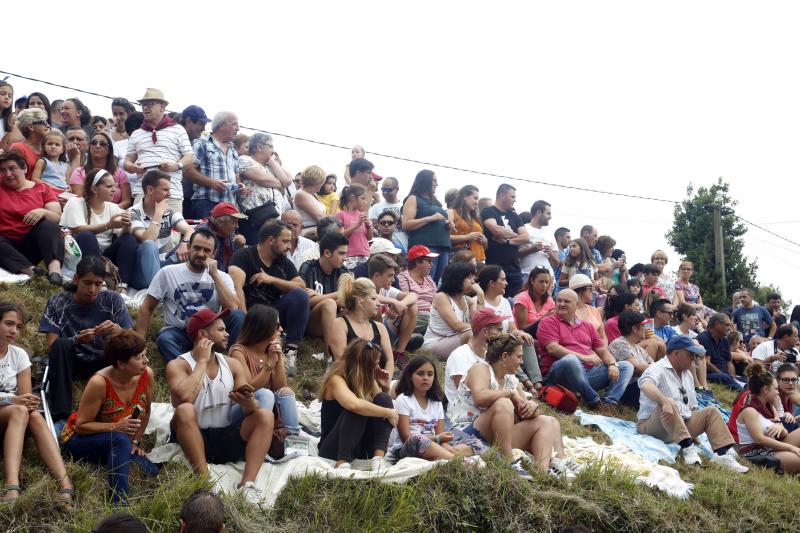 Centenares de personas han seguido el espectacular desfile de carrozas de Valdesoto, acto central de las fiestas en honor a San Félix. Una decena de agrupaciones han dado muestra de su creatividad e ingenio.