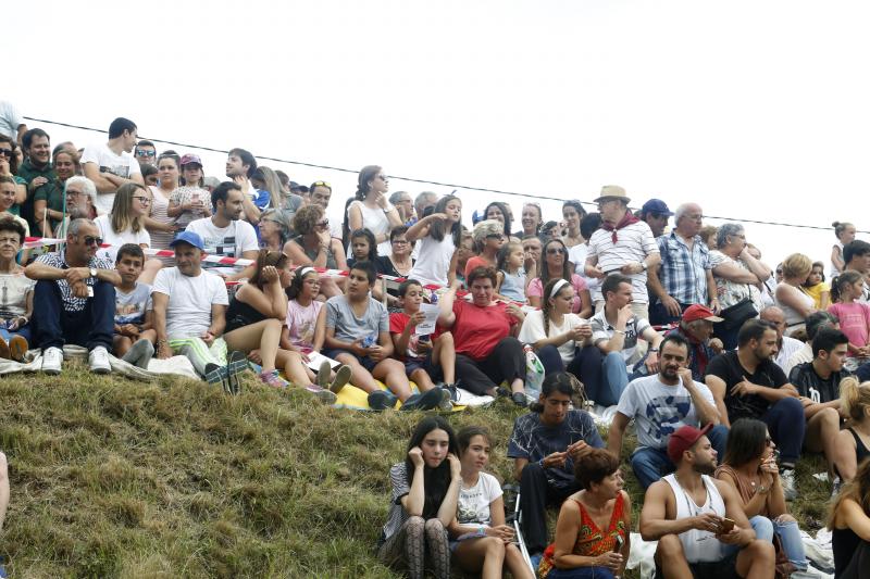Centenares de personas han seguido el espectacular desfile de carrozas de Valdesoto, acto central de las fiestas en honor a San Félix. Una decena de agrupaciones han dado muestra de su creatividad e ingenio.