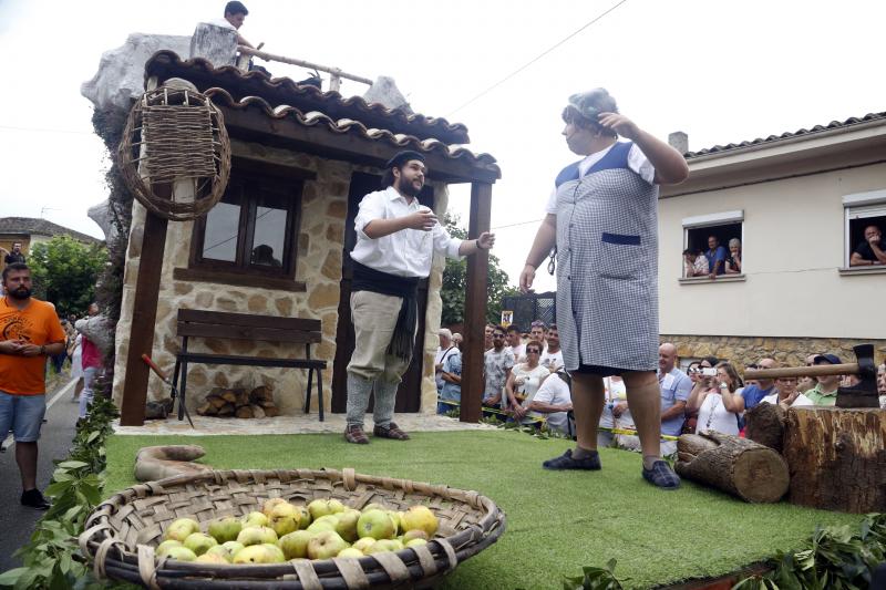Centenares de personas han seguido el espectacular desfile de carrozas de Valdesoto, acto central de las fiestas en honor a San Félix. Una decena de agrupaciones han dado muestra de su creatividad e ingenio.