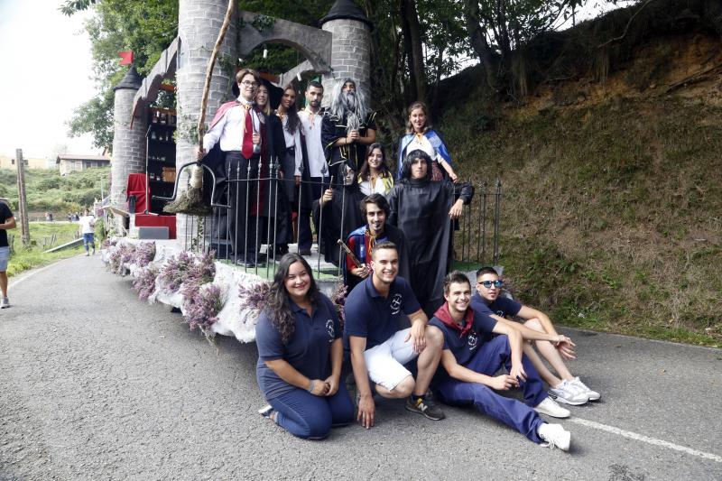 Centenares de personas han seguido el espectacular desfile de carrozas de Valdesoto, acto central de las fiestas en honor a San Félix. Una decena de agrupaciones han dado muestra de su creatividad e ingenio.