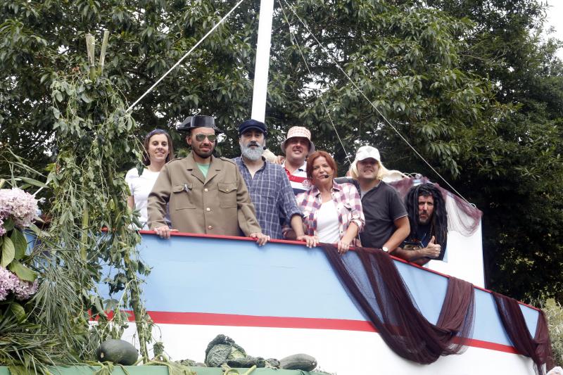 Centenares de personas han seguido el espectacular desfile de carrozas de Valdesoto, acto central de las fiestas en honor a San Félix. Una decena de agrupaciones han dado muestra de su creatividad e ingenio.
