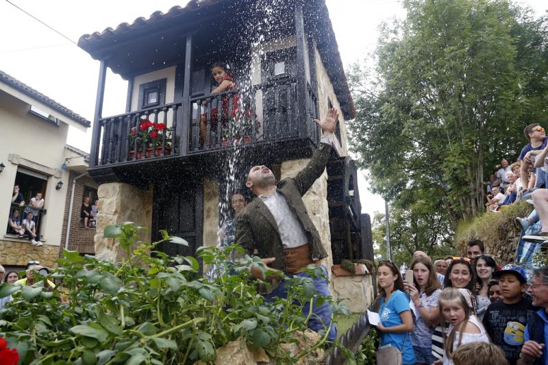 Centenares de personas han seguido el espectacular desfile de carrozas de Valdesoto, acto central de las fiestas en honor a San Félix. Una decena de agrupaciones han dado muestra de su creatividad e ingenio.