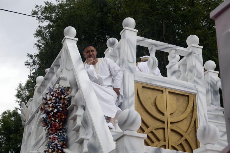 Centenares de personas han seguido el espectacular desfile de carrozas de Valdesoto, acto central de las fiestas en honor a San Félix. Una decena de agrupaciones han dado muestra de su creatividad e ingenio.