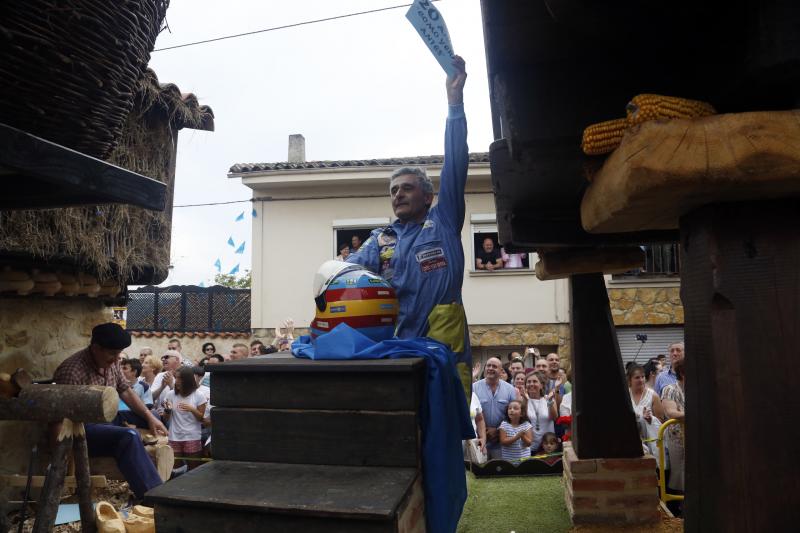 Centenares de personas han seguido el espectacular desfile de carrozas de Valdesoto, acto central de las fiestas en honor a San Félix. Una decena de agrupaciones han dado muestra de su creatividad e ingenio.