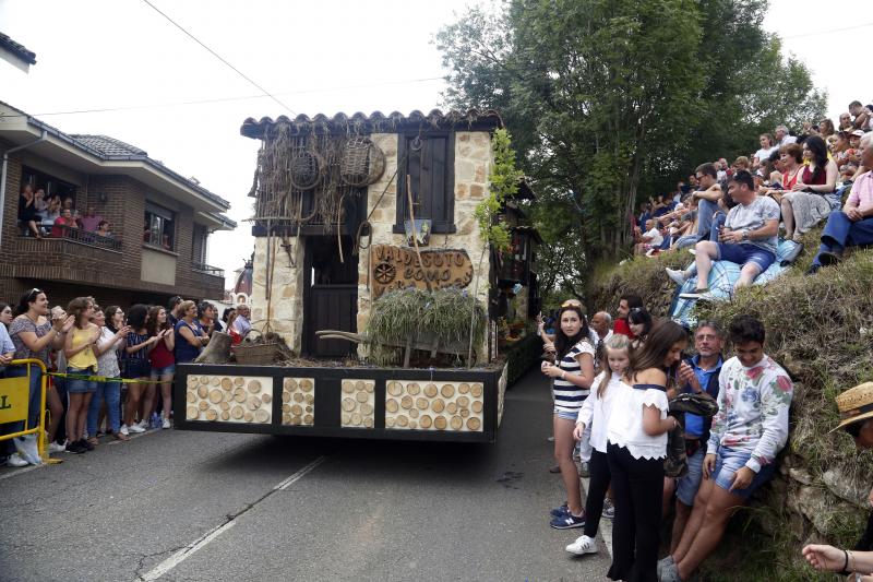 Centenares de personas han seguido el espectacular desfile de carrozas de Valdesoto, acto central de las fiestas en honor a San Félix. Una decena de agrupaciones han dado muestra de su creatividad e ingenio.