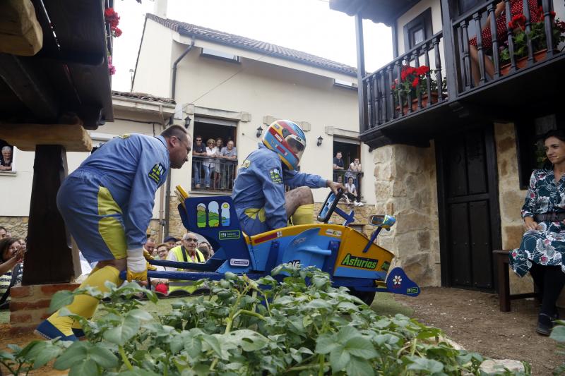 Centenares de personas han seguido el espectacular desfile de carrozas de Valdesoto, acto central de las fiestas en honor a San Félix. Una decena de agrupaciones han dado muestra de su creatividad e ingenio.