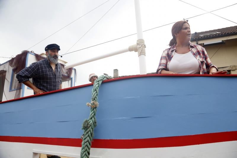 Centenares de personas han seguido el espectacular desfile de carrozas de Valdesoto, acto central de las fiestas en honor a San Félix. Una decena de agrupaciones han dado muestra de su creatividad e ingenio.