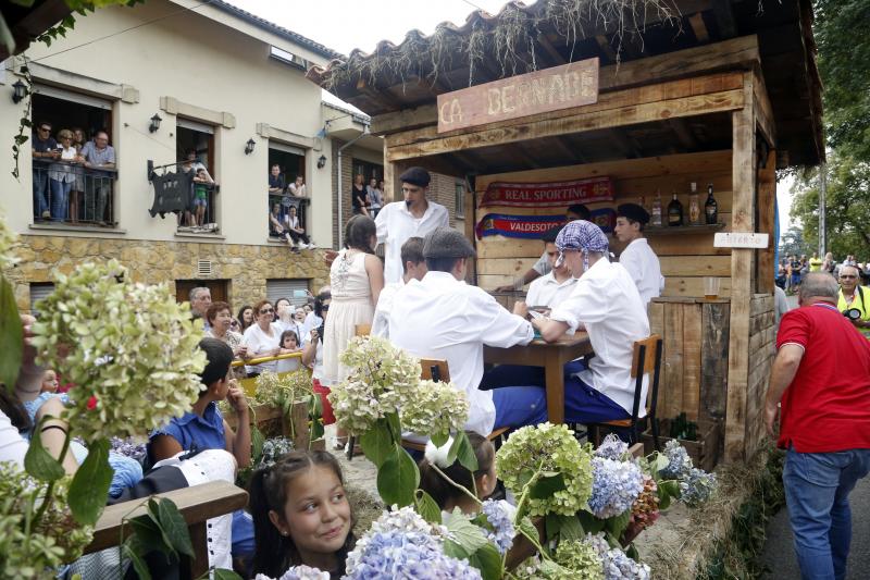 Centenares de personas han seguido el espectacular desfile de carrozas de Valdesoto, acto central de las fiestas en honor a San Félix. Una decena de agrupaciones han dado muestra de su creatividad e ingenio.