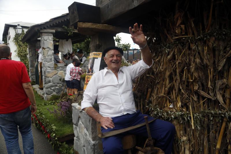 Centenares de personas han seguido el espectacular desfile de carrozas de Valdesoto, acto central de las fiestas en honor a San Félix. Una decena de agrupaciones han dado muestra de su creatividad e ingenio.