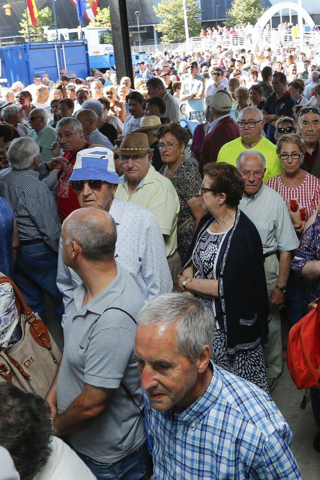 Numeroso público se agolpaba ya desde primera hora para entrar en la Feria.Xxxx