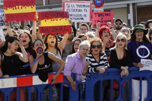 Los antitaurinos recibieron con megáfonos, silbatos y gritos a todos los aficionados. 