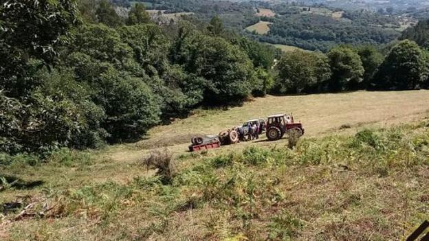 El tractor volcado en la zona de Trasperana. 