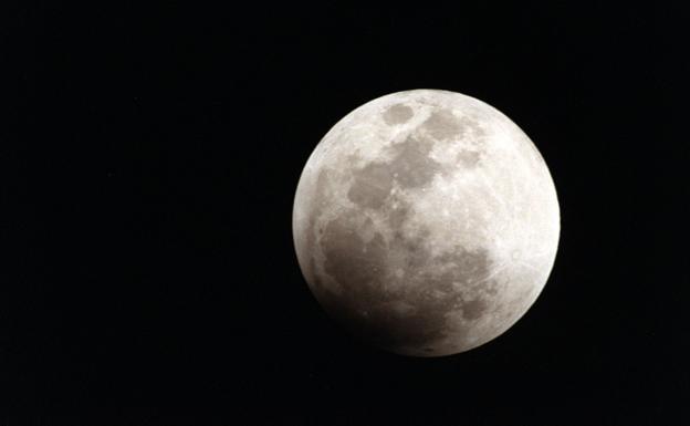 Un microsatélite cúbico estudiará la Luna a ras.