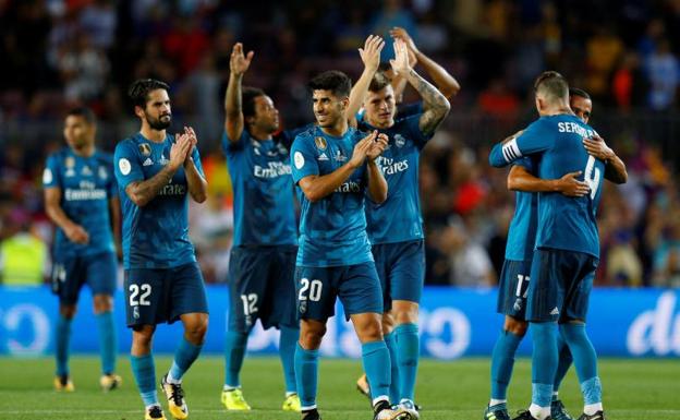 Los jugadores del Real Madrid aplauden tras el partido de la Supercopa en el Camp Nou. 
