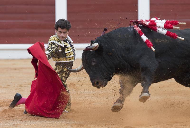 Público entusiasmado en una tarde floja en El Bibio