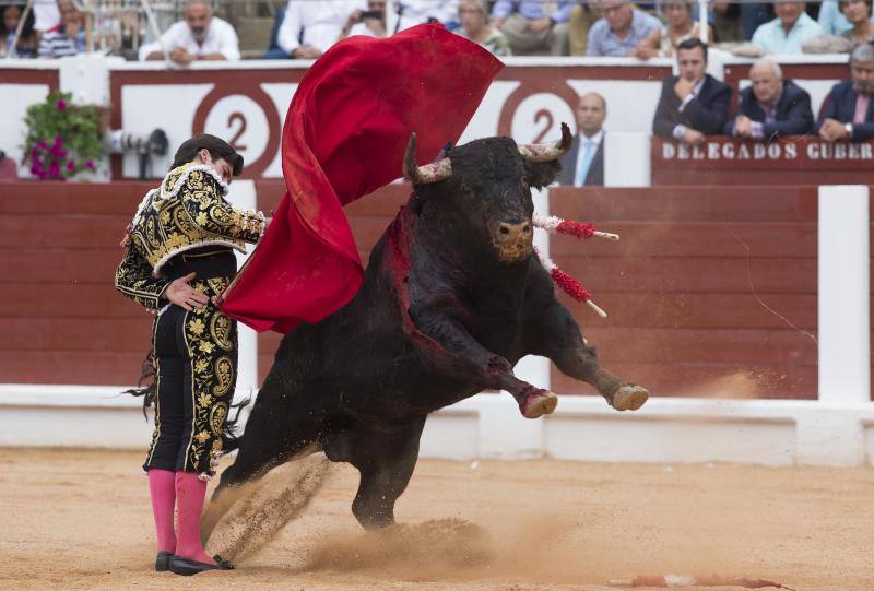 Público entusiasmado en una tarde floja en El Bibio