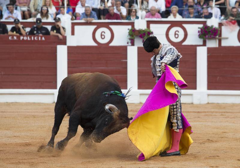 Público entusiasmado en una tarde floja en El Bibio