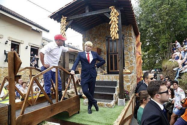 Manolín charla con Donald Trump tras descubrir su pasión por Asturias en la carroza de El Chabolu.