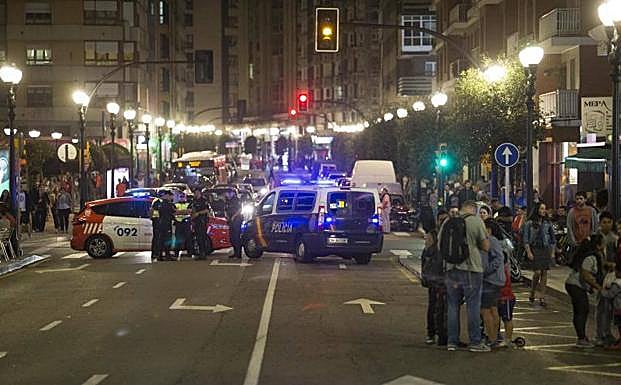 Imagen. Amplio dispositivo de seguridad para la noche grande de Gijón.