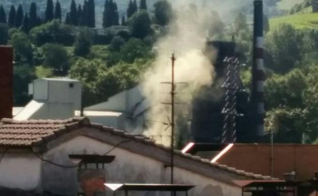 Alarma vecinal en Sama por una «nube amarilla»