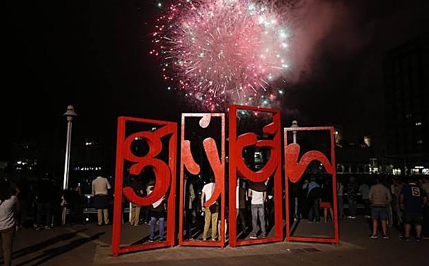 Imagen. Las inolvidables postales de Gijón que deja la noche de los fuegos