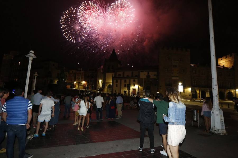 Las inolvidables postales de Gijón que deja la noche de los fuegos