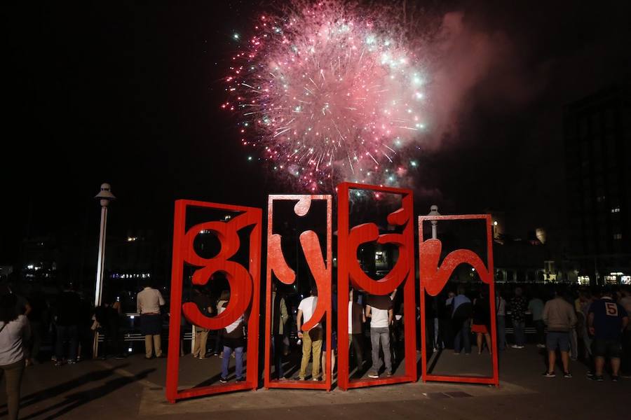 Las inolvidables postales de Gijón que deja la noche de los fuegos