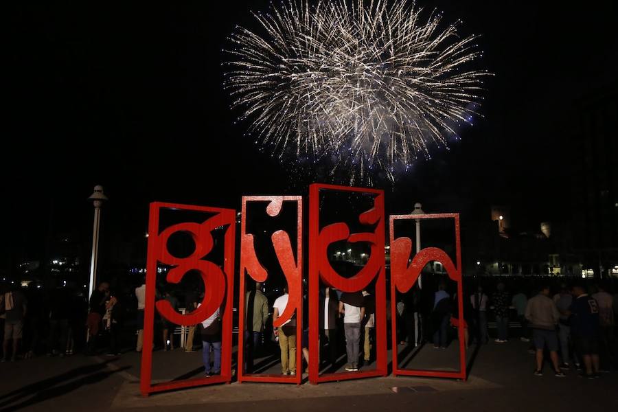 Las inolvidables postales de Gijón que deja la noche de los fuegos