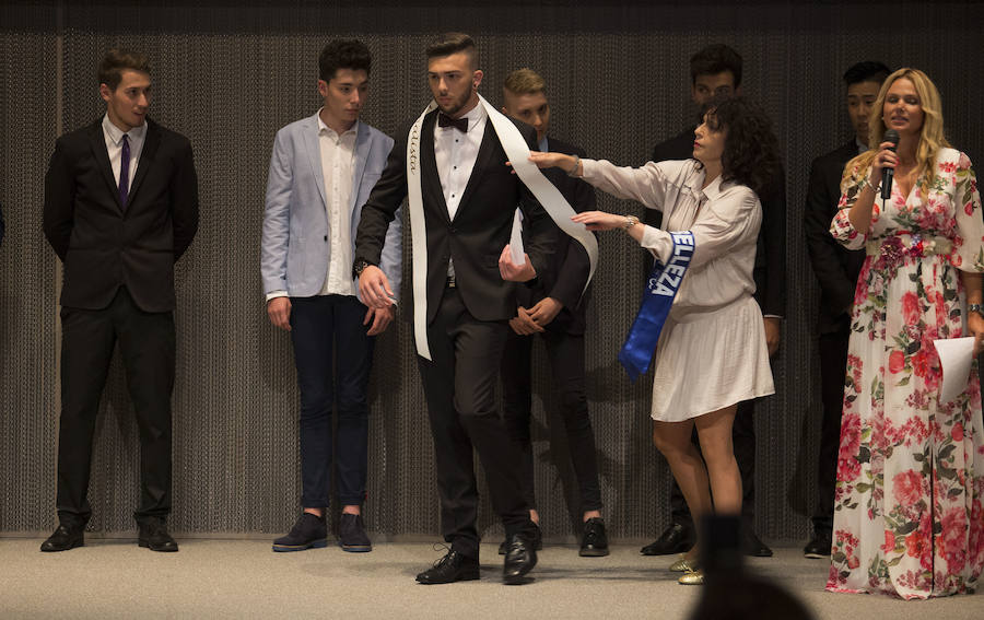 David García y Rocío Fidalgo fueron los elegidos tras una ceremonia de tres desfiles distintos. celebrada en la Feria. Él, tiene 31 años y compagina su trabajo de camarero con los estudios. Ella estudia para convertirse en auxiliar de veterinaria a sus 20 años.