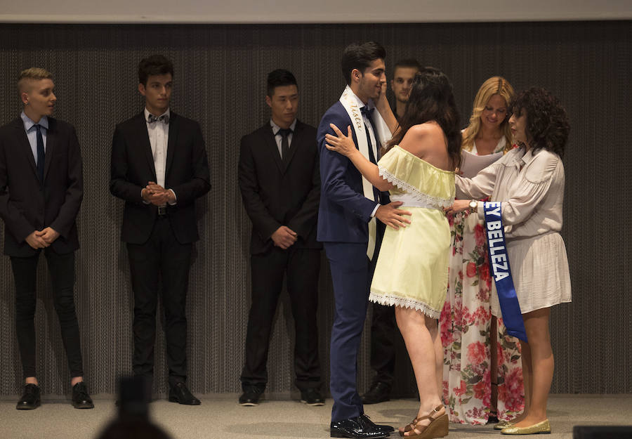 David García y Rocío Fidalgo fueron los elegidos tras una ceremonia de tres desfiles distintos. celebrada en la Feria. Él, tiene 31 años y compagina su trabajo de camarero con los estudios. Ella estudia para convertirse en auxiliar de veterinaria a sus 20 años.