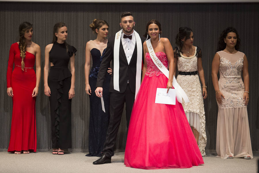 David García y Rocío Fidalgo fueron los elegidos tras una ceremonia de tres desfiles distintos. celebrada en la Feria. Él, tiene 31 años y compagina su trabajo de camarero con los estudios. Ella estudia para convertirse en auxiliar de veterinaria a sus 20 años.