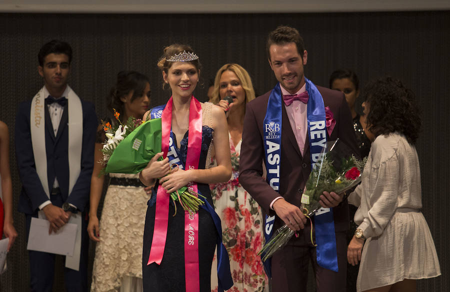 David García y Rocío Fidalgo fueron los elegidos tras una ceremonia de tres desfiles distintos. celebrada en la Feria. Él, tiene 31 años y compagina su trabajo de camarero con los estudios. Ella estudia para convertirse en auxiliar de veterinaria a sus 20 años.