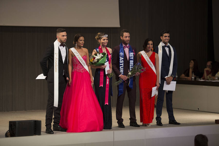 David García y Rocío Fidalgo fueron los elegidos tras una ceremonia de tres desfiles distintos. celebrada en la Feria. Él, tiene 31 años y compagina su trabajo de camarero con los estudios. Ella estudia para convertirse en auxiliar de veterinaria a sus 20 años.