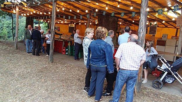 Charla en torno a la barraca en Bateao. 