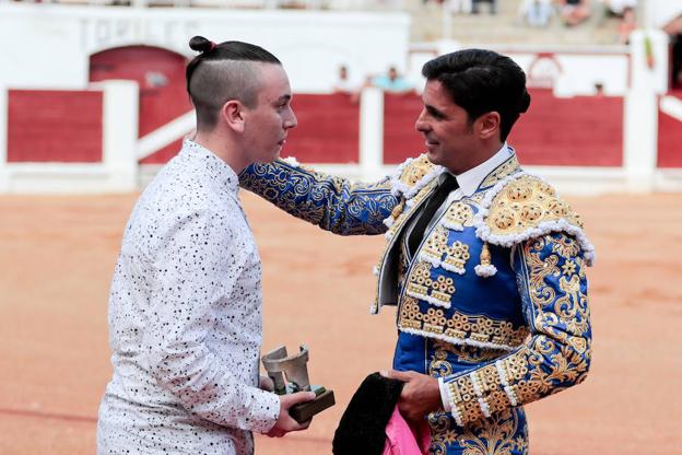 Benjamín Bejarano entrega un trofeo a Francisco Rivera Ordóñez.