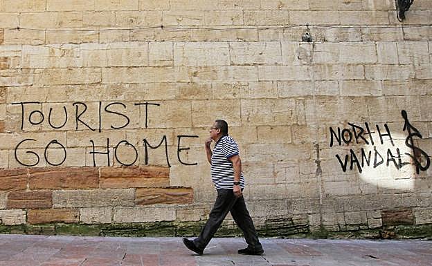 Pintada contra los turistas realizada en Oviedo.