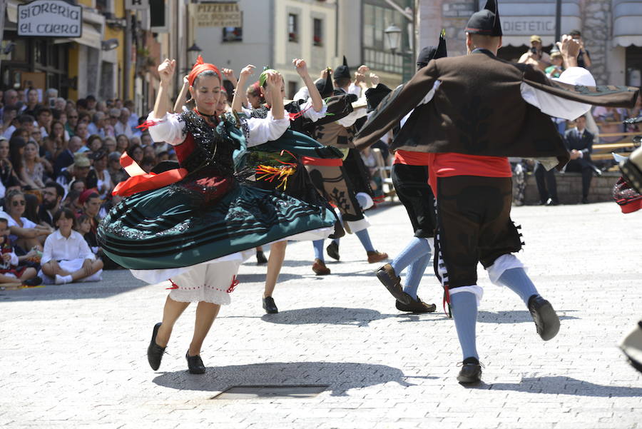 Multitudinaria fiesta de San Roque en Llanes