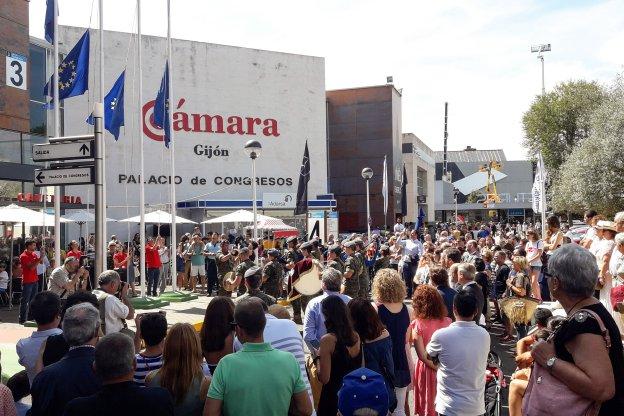 Izado de cuatro banderas de la UE ante el Palacio de Congresos bajo los sones de la banda de guerra del Regimiento Príncipe nº 3. :: FOTOS: DAMIÁN ARIENZA