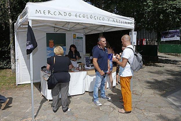 Mino García, en el puesto donde ayer se mostraban las excelencias de Morcín. :: ARIENZA