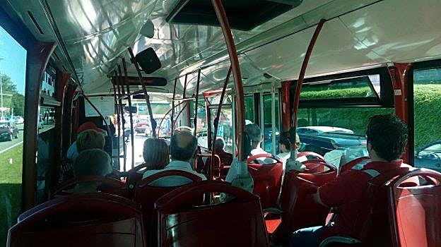 Interior de un autobús lanzadera, con varios usuarios. :: S. G. A.