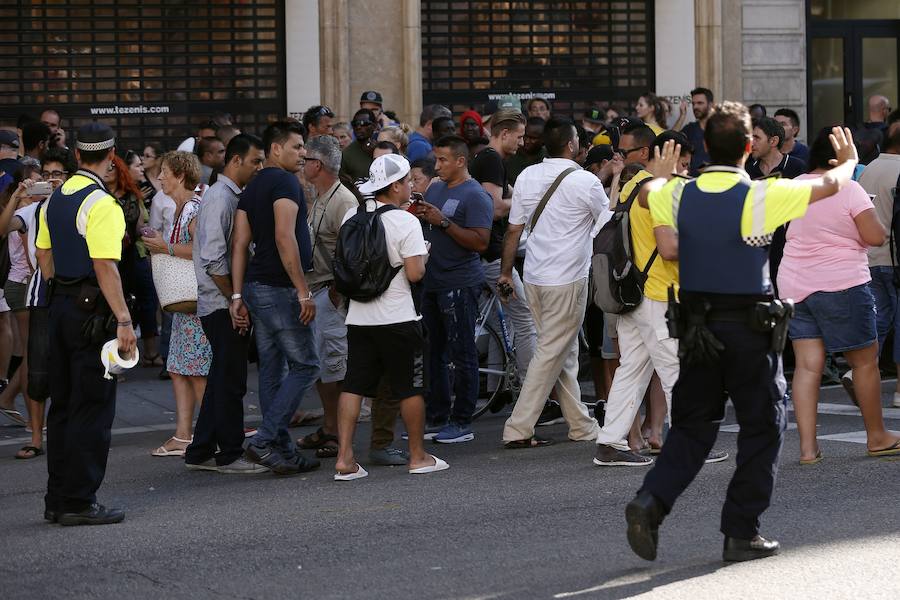 Una furgoneta blanca ha arremetido contra los viandantes en una de las calles más turísticas de Barcelona